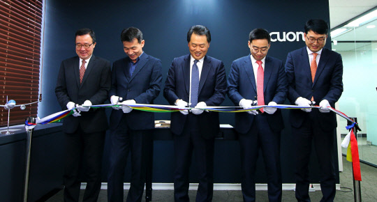 애큐온캐피탈은 14일 기업금융 비즈니스의 강화를 위해 여의도 심팩빌딩 12층에 '애큐온 여의도금융센터'를 개소했다고 15일 밝혔다. 김옥진 회장(왼쪽 세번째), 강태구 센터장(오른쪽 두번째)을 비롯한 애큐온캐피탈 임직원이 축하 테이프를 자르고 있다. 애큐온캐피탈 제공.